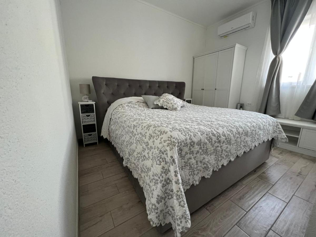 Maci Villa *